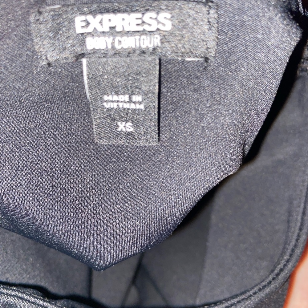 Express Body Contour High Compression Crew Neck Tank - Picture 4 of 4